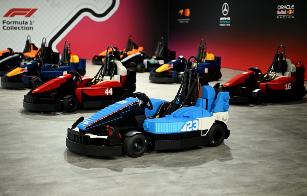Spectacol total la Silverstone: Toți piloții de Formula 1 se vor întrece într-o cursă inedită cu mașini LEGO pe 5 iulie 2026