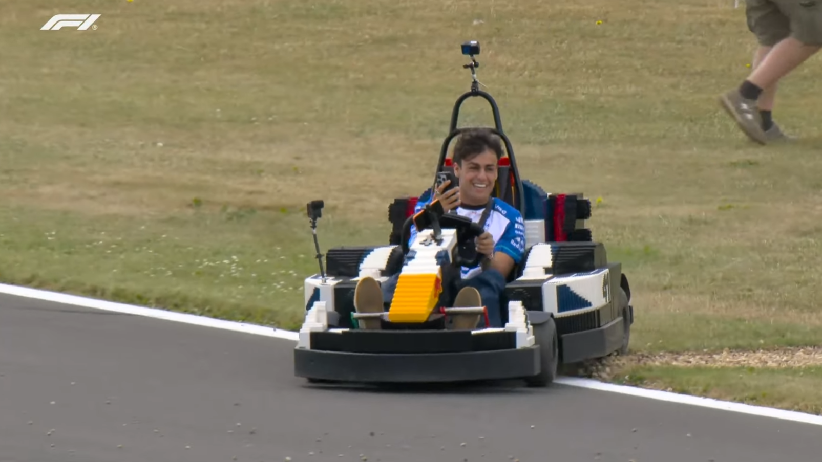 Haos spectaculos la Silverstone: Toți cei 22 de piloți de Formula 1 s-au întrecut în minicar-uri LEGO în cadrul Drivers' Parade