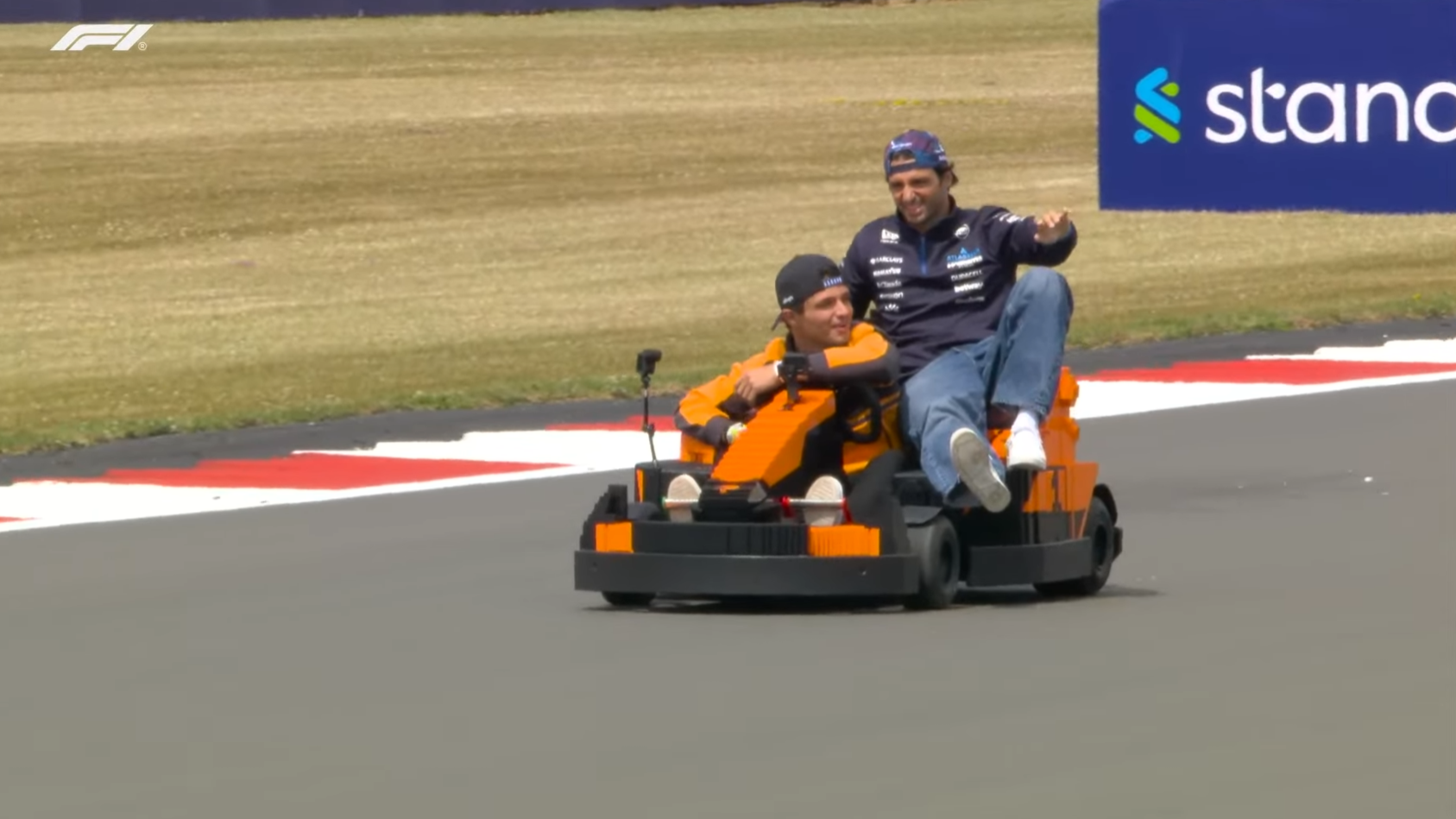 Haos spectaculos la Silverstone: Toți cei 22 de piloți de Formula 1 s-au întrecut în minicar-uri LEGO în cadrul Drivers' Parade