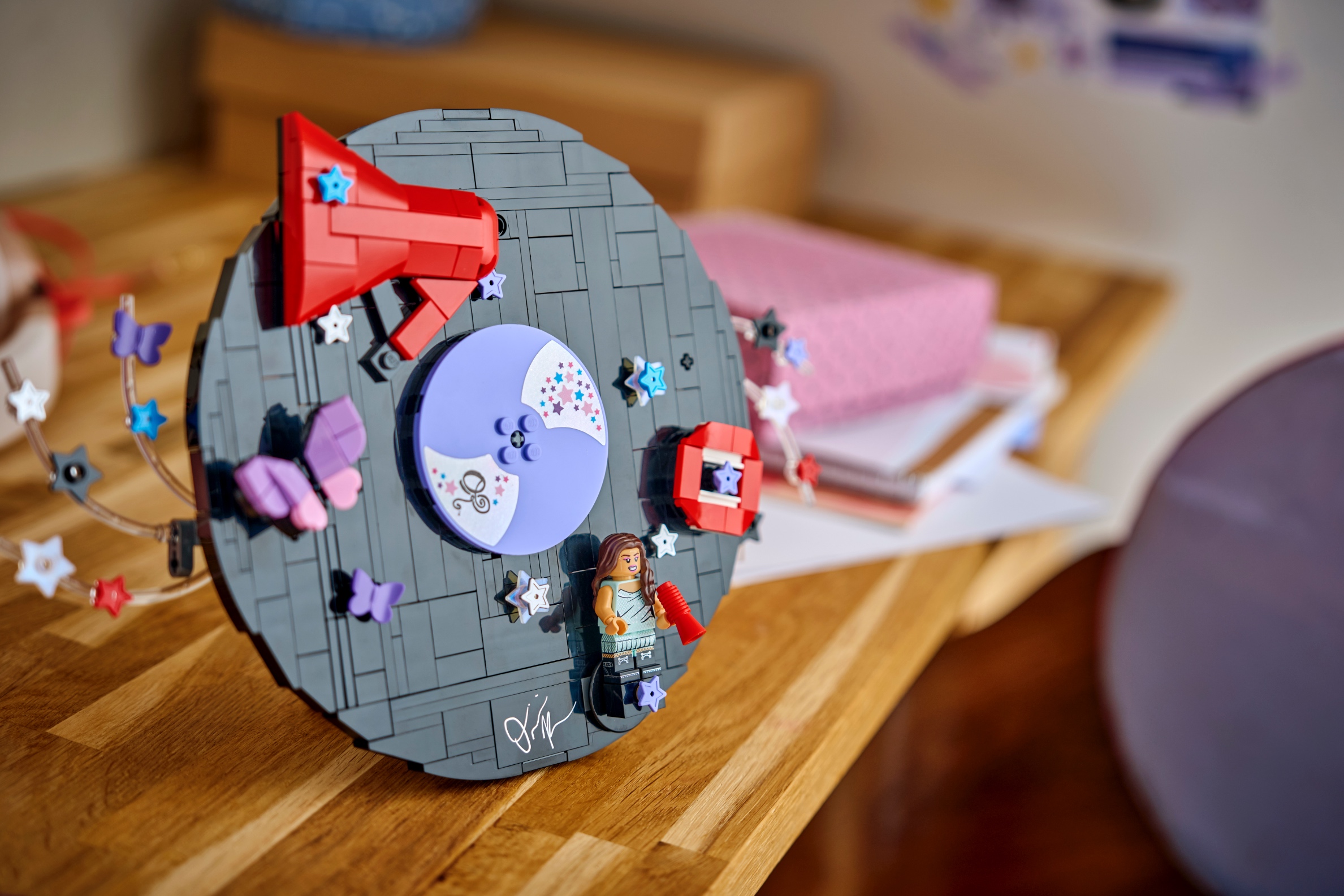 LEGO anunță tema LEGO Editions și colaborarea spectaculoasă cu starul pop Olivia Rodrigo