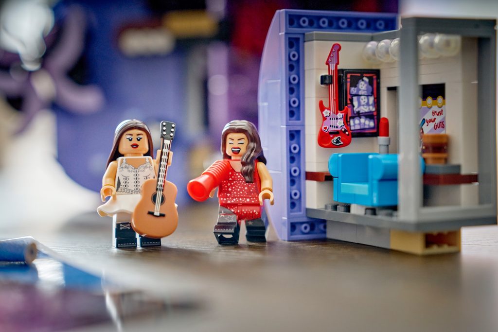 LEGO anunță tema LEGO Editions și colaborarea spectaculoasă cu starul pop Olivia Rodrigo