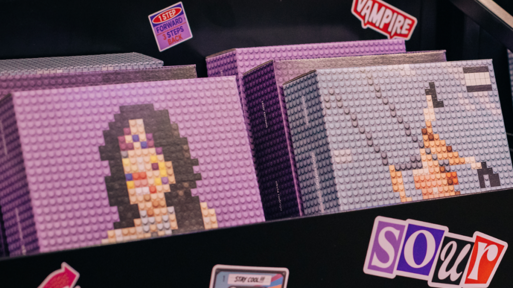 LEGO lansează colaborarea spectaculoasă cu Olivia Rodrigo: Cinci seturi noi și piese de colecție ultra-rare