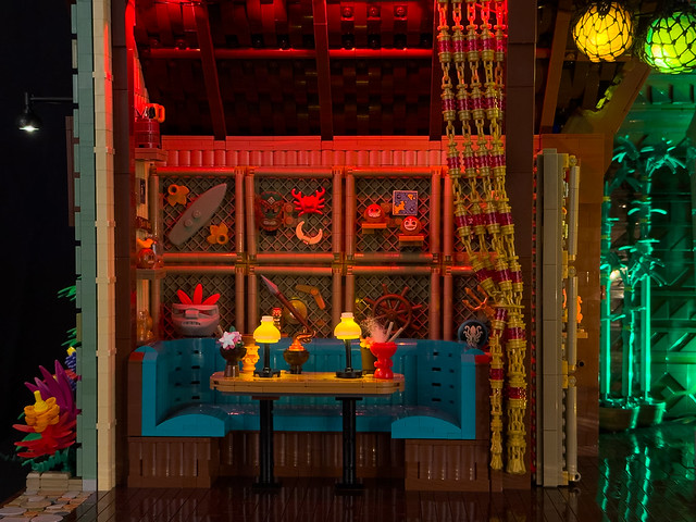 O incursiune în paradisul tropical LEGO: Fascinantul bar tiki Kon-Briki și secretele construcției sale