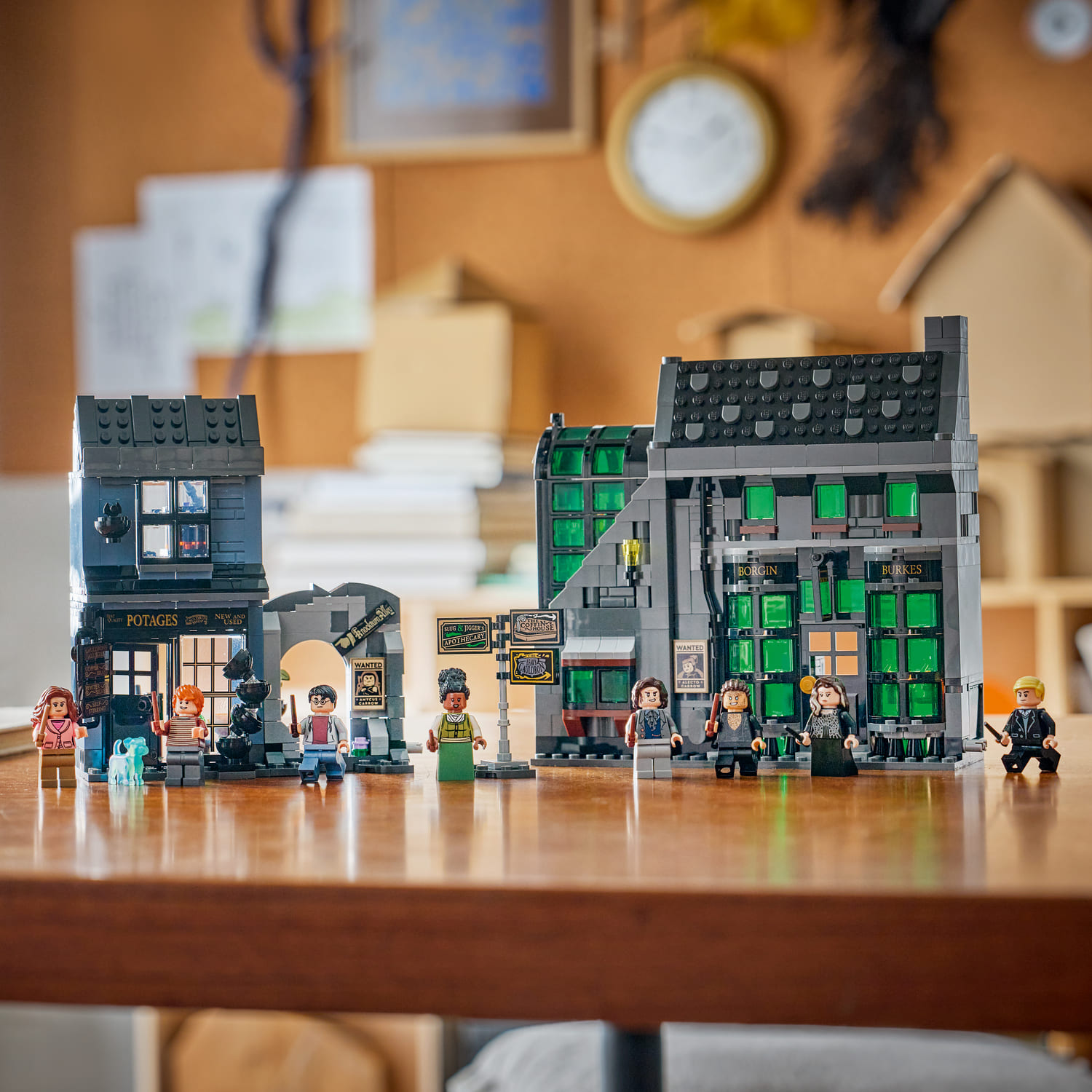 LEGO lansează Midnight Valley: O nouă colecție tematică de Halloween începe cu 11383 Mayor Manor