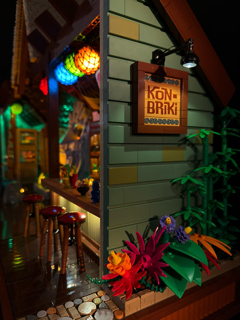 O incursiune în paradisul tropical LEGO: Fascinantul bar tiki Kon-Briki și secretele construcției sale