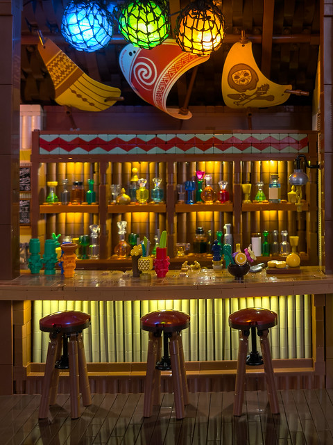 O incursiune în paradisul tropical LEGO: Fascinantul bar tiki Kon-Briki și secretele construcției sale