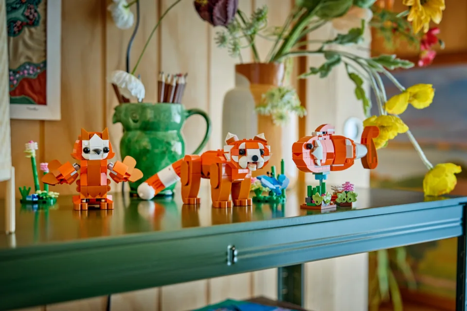 LEGO anunță noul set Creator 3-in-1 Red Panda: O aventură plină de culoare cu accente magice