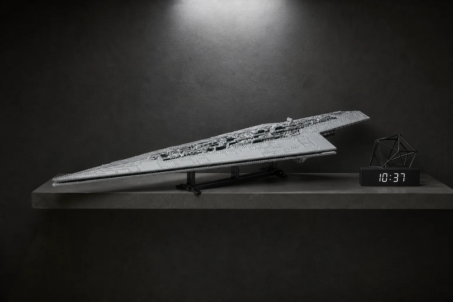 Modelul masiv LEGO Star Wars 75457 Super Distrugător Stelar Executor expus pe un raft modern din beton cărbune, sub o lumină dramatică de tip reflector.