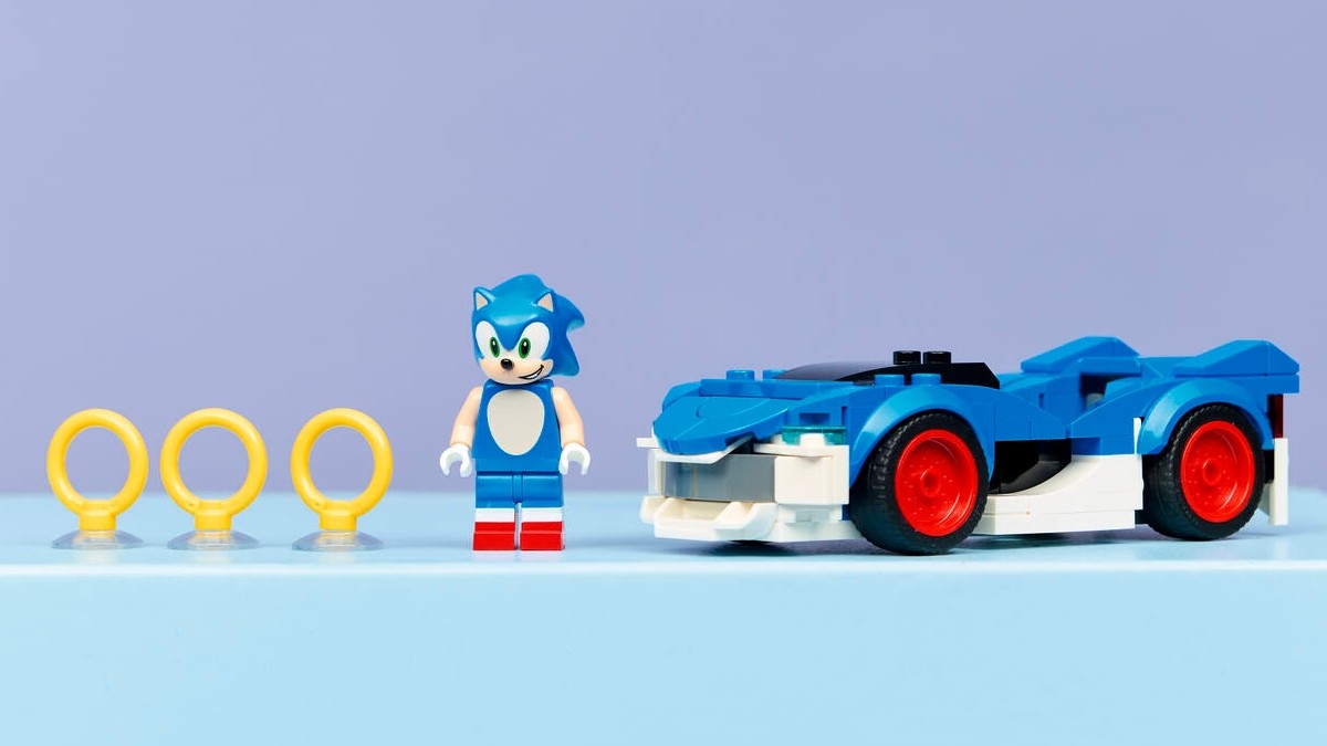 LEGO lansează prima minifigurină Wednesday: Academia Nevermore prinde viață în format microscale