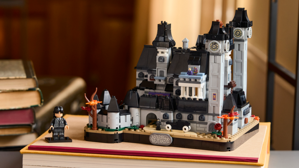 LEGO lansează prima minifigurină Wednesday: Academia Nevermore prinde viață în format microscale