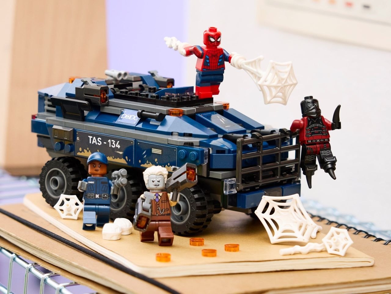 Andrew Garfield și surpriza de 15.000 de dolari: Reacția actorului în fața celei mai rare minifigurine LEGO Spider-Man