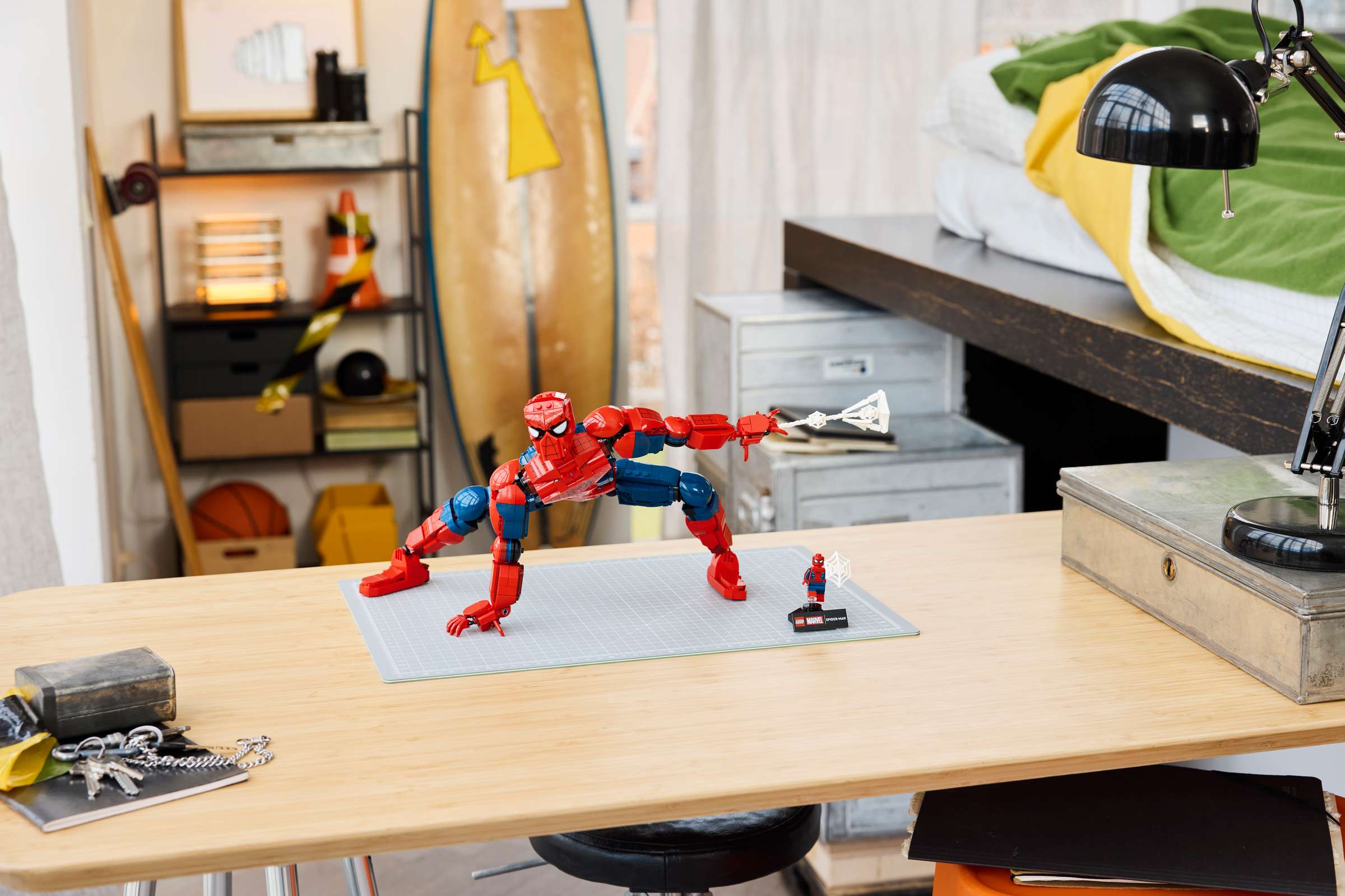 Andrew Garfield și surpriza de 15.000 de dolari: Reacția actorului în fața celei mai rare minifigurine LEGO Spider-Man
