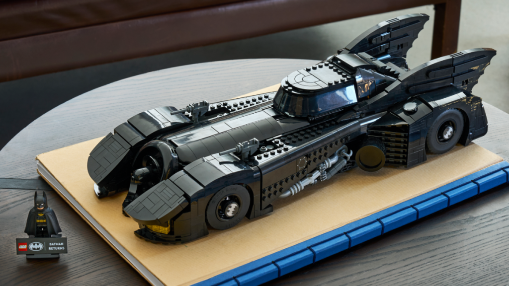 LEGO lansează spectaculosul set Batman Returns Batmobile (76355): Detalii despre primul model care se transformă în Batmissile