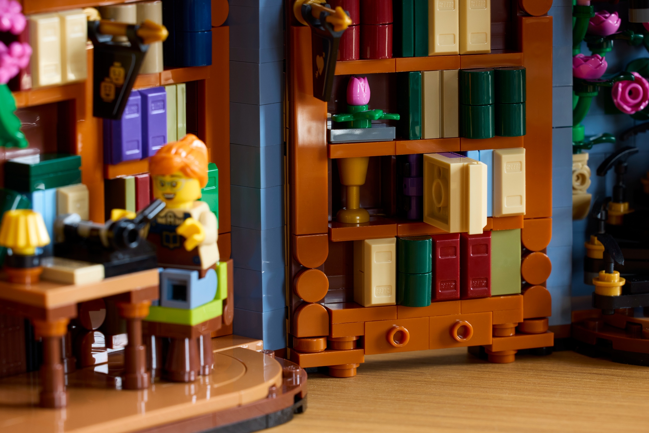 LEGO lansează 11379 Bookstore: Book Nook, un omagiu spectaculos adus marilor povești ale lumii