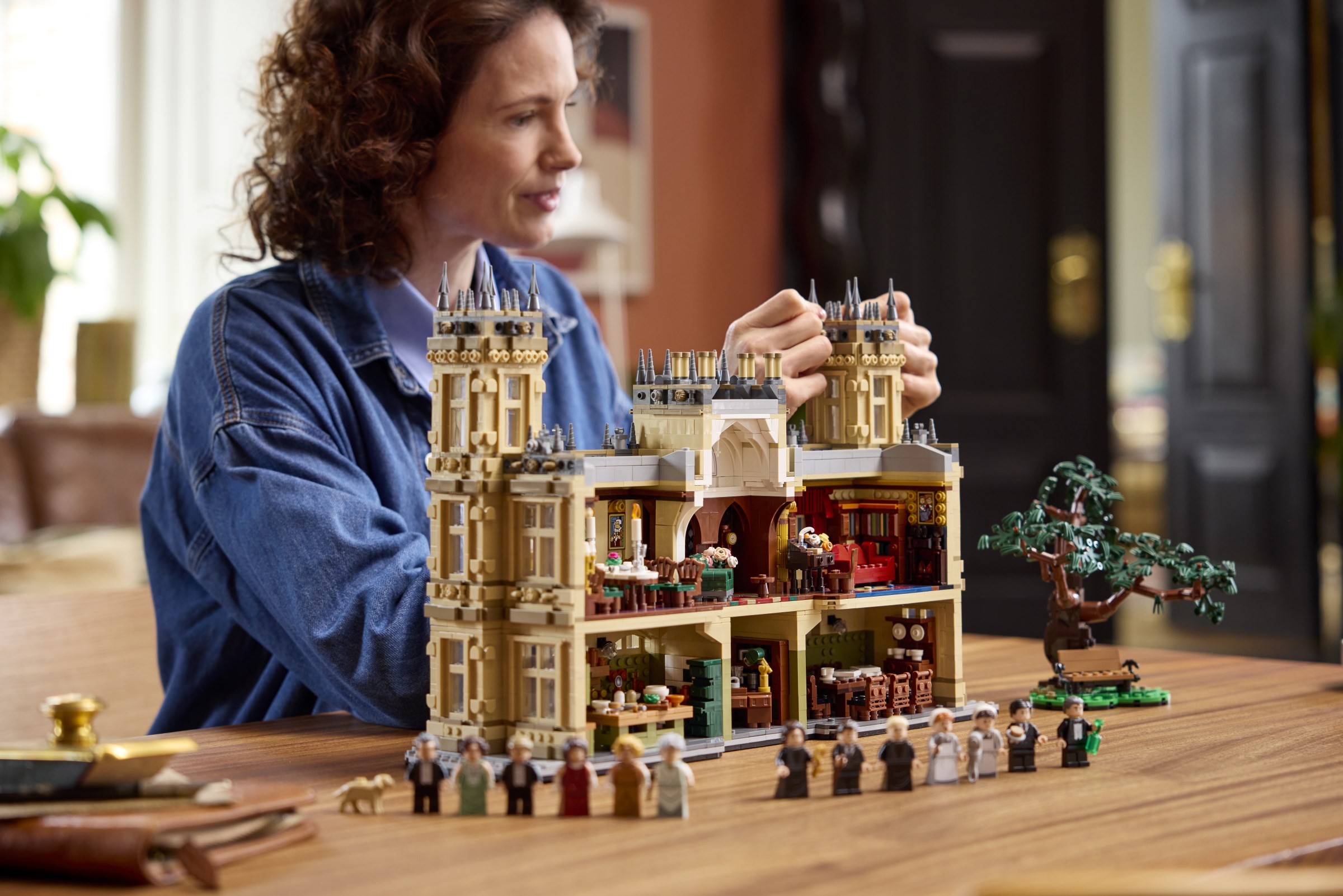 LEGO lansează spectaculosul set 21373 Downton Abbey: Arhitectură victoriană și eleganță britanică la 4.711 piese