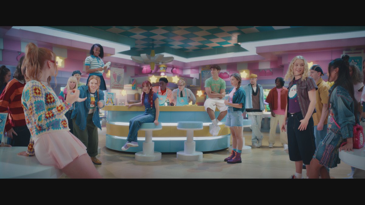 LEGO lansează primul musical live-action: Tot ce trebuie să știi despre Heartlake the Musical și noul set Unicorn Dream Café