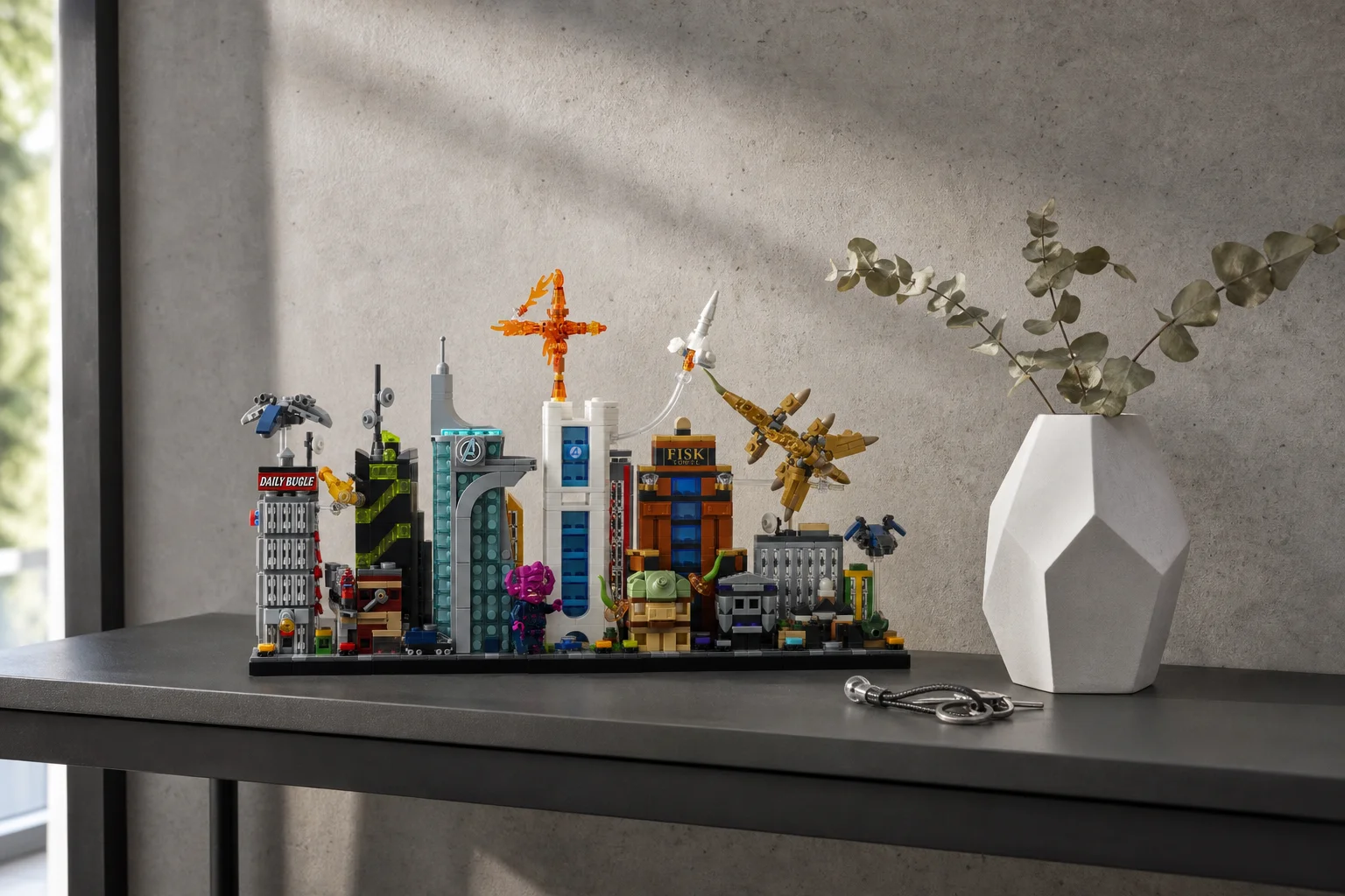 Setul LEGO Marvel 67006 The Marvel Skyline expus pe o consolă elegantă de hol gri-cărbune, în lumina rece a dimineții, lângă o vază albă cu eucalipt.