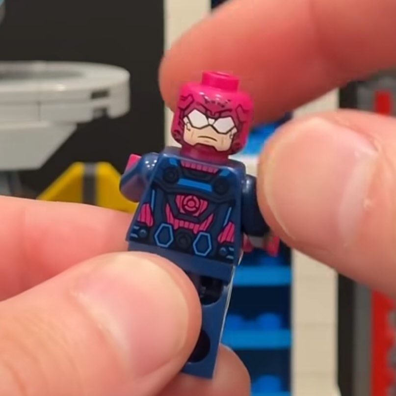 Primele imagini cu fața dublă a minifigurinei LEGO Galactus din noul set The Marvel Skyline