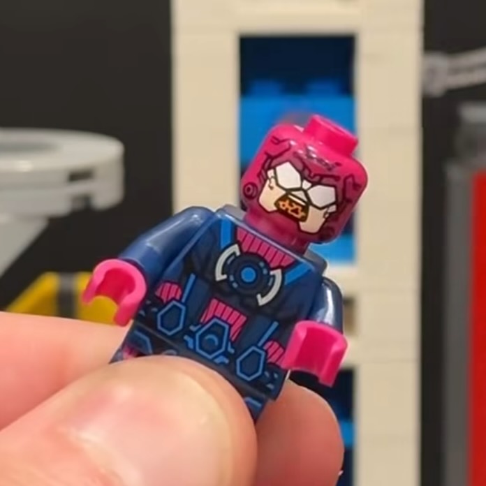 Primele imagini cu fața dublă a minifigurinei LEGO Galactus din noul set The Marvel Skyline