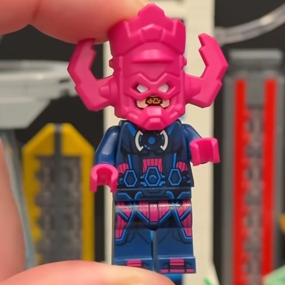 Primele imagini cu fața dublă a minifigurinei LEGO Galactus din noul set The Marvel Skyline