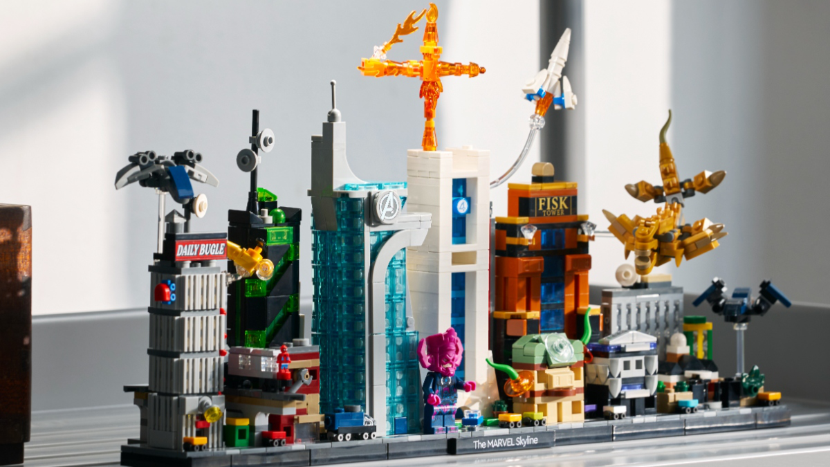 Primele imagini cu fața dublă a minifigurinei LEGO Galactus din noul set The Marvel Skyline